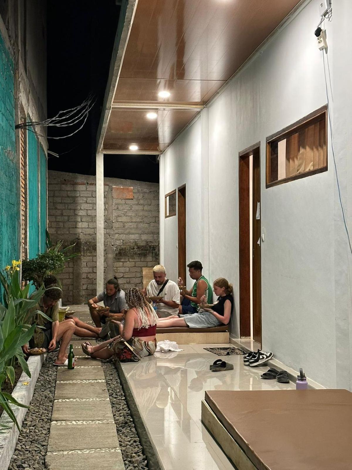 Tata Surf Hostel Kuta  Extérieur photo